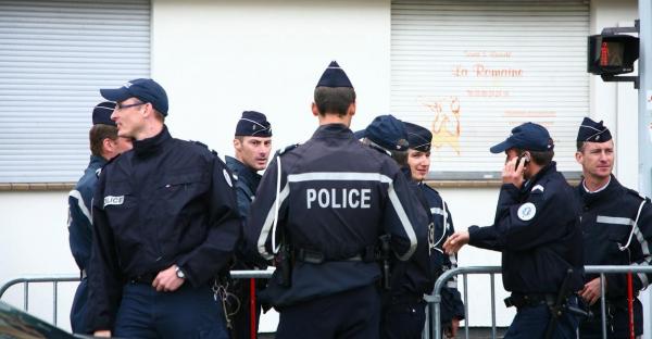 Poliția franceză, fotografiată în misiune