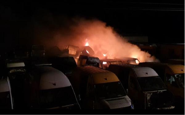 Incendiul s-a produs la un parc de dezmembrări auto din localitatea Vadu Paşii