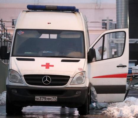 O ambulanță dintr-un oraș rusesc se pregătește pentru preluarea pacientului