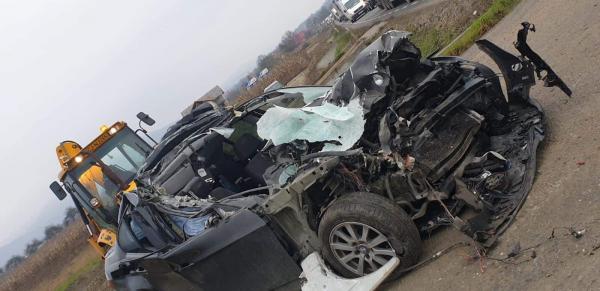 BMW distrus după ce șoferul a intrat cu mașina într-un TIR