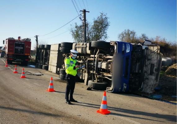 Patronul fermei de care aparţin porcii a trimis un alt mijloc de transport în zonă