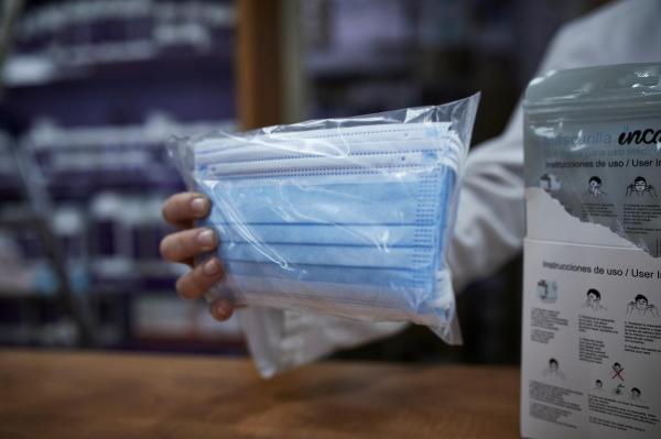 Măști de protecție vândute la o farmacie