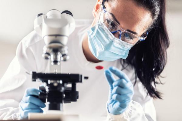 Un laborant testează o probă de sânge