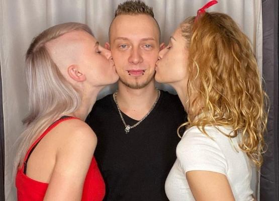 Doi viitori miri s-au îndrăgostit de aceeaşi tânără, care şi-a părăsit iubitul pentru o viaţă împreună cu ei