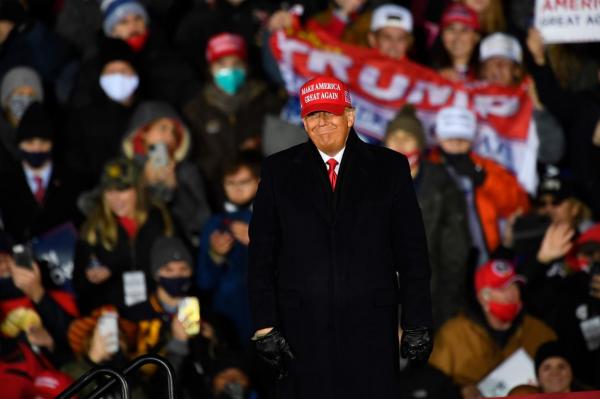 Preşedintele SUA, Donald Trump, alături de susţinătorii săi