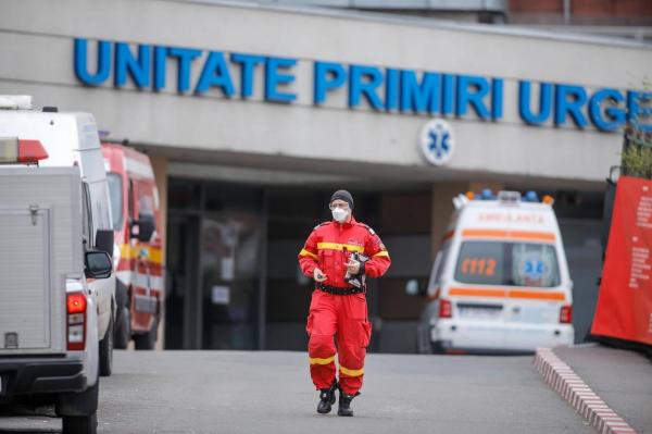 Cadru medical, fotografiat cu echipament de protecție împotriva coronavirusului
