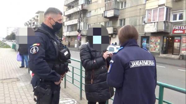 O femeie pozitivă Covid-19 a fost găsită de jandarmii arădeni într-o stație de tramvai