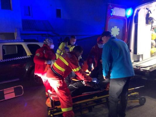 Băiat de 16 ani înjunghiat pe stradă, la Botoșani. Agresorul e căutat în tot orașul