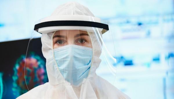 Un medic poartă mască și vizieră împotriva virusului SARS-CoV-2.