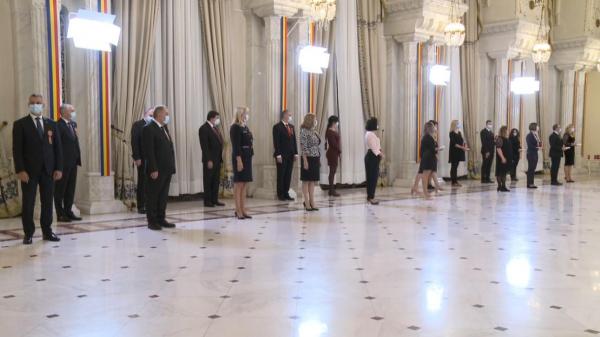 Klaus Iohannis a decorat mai mulţi medici pentru efortul depus în pandemia de Covid-19