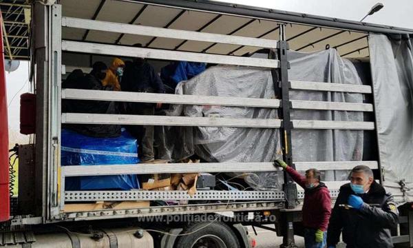 Migranţii erau ascunşi într-un camion condus de un turc