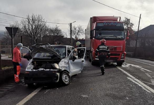 Şofer de 82 de ani al unui Matiz şi pasagera de 80 de ani la spital, după un impact frontal, în Cluj