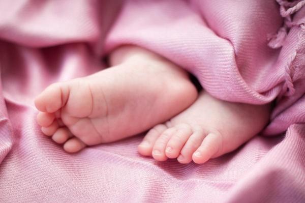 Cel mic se afla în vizită cu mama lui