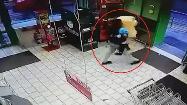 Tătic cu fiul de nici 3 ani în brațe, filmat cum dă o spargere într-un magazin din Rusia și fură un urs de pluș pentru băiețelul lui