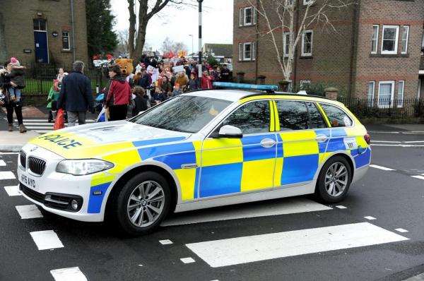 Poliția patrulează străzile unui orășel din UK