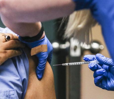 O asistentă a leşinat la câteva minute după ce s-a vaccinat anti-Covid, în fața jurnaliștilor americani