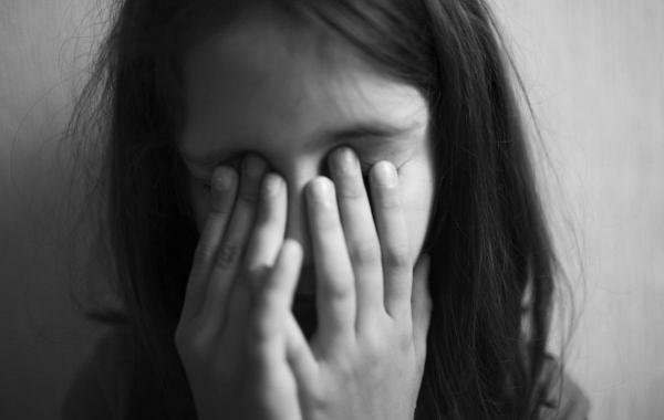 Fetiţă cu mâinile la ochi