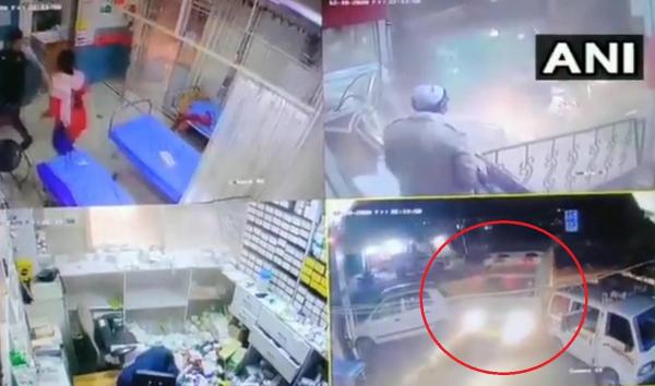 Un șofer izbește camioneta de mai multe ori în clădirea unui spital, după o încăierare cu familia. Imagini șocante filmate în India