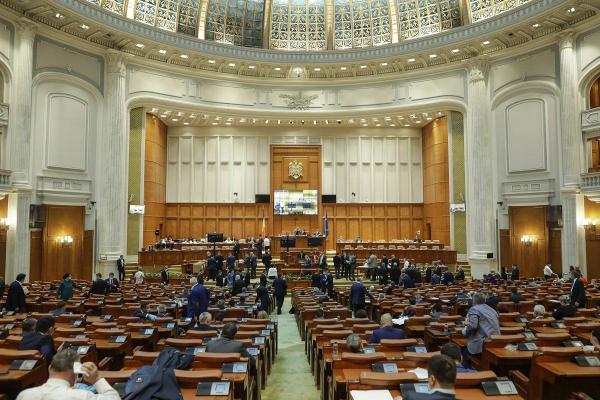A început prima şedinţă a noului Parlament. Senatorii şi deputaţii îşi preiau mandatele