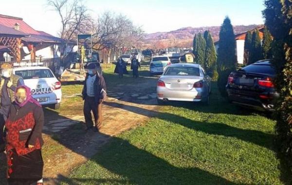 Un preot a oprit o înmormântare în Argeș, după ce a văzut că moarta are o năframă înfășurată în jurul gâtului