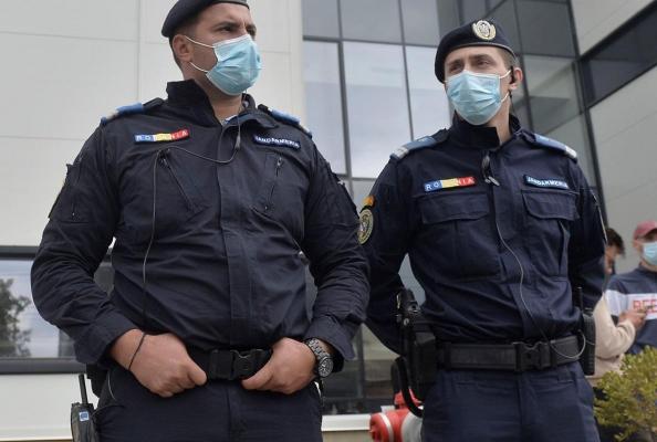 Rămas cu sechele de la fosta nevastă, un bărbat din Tulcea a început să demoleze un autoturism, pe stradă, crezând că e al femeii