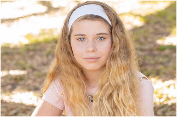 Ariel Griffith la vârsta de 12 ani, cu părul blond lung şi ochi albastri