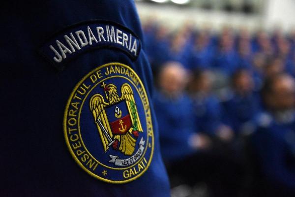 Maior de jandarmi, filmat cum ameninţă poliţiştii: "Sunt ofiţer superior, eşti nebun? Bă, ia mâna de pe mine. Voi avea grijă specială de tine"