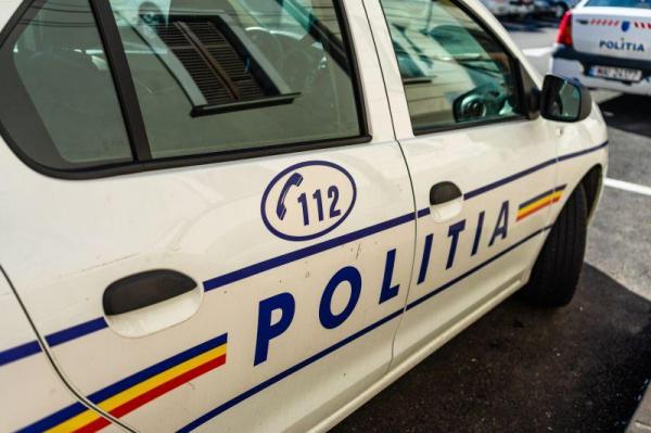 Un tânăr a fost găsit spânzurat de mânerul unei maşini