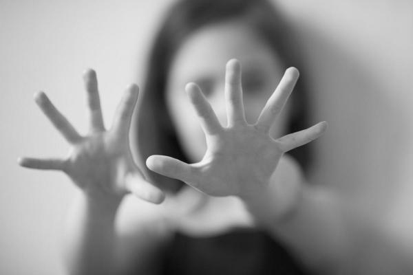 Copilă de 10 ani din Neamţ, ademenită şi batjocorită de cinci bătrâni. Cel mai în vârstă are aproape 90 de ani