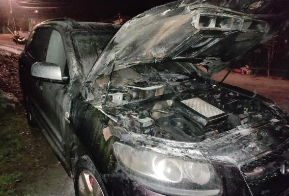 Mașina unui polițist din Botoșani, incendiată pentru că a întocmit un dosar penal