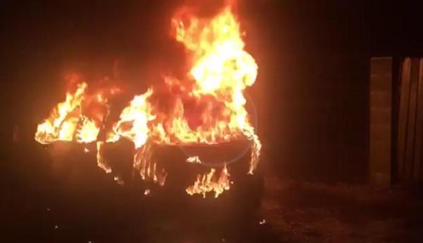 O mașină a ars ca o torță în Carei