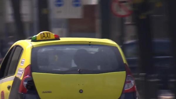 Taxi merge în cursă prin oraș