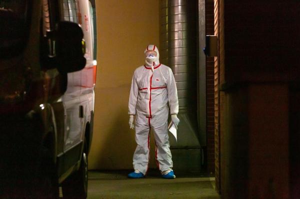 Medic italian în costum de protecție la un caz de coronavirus