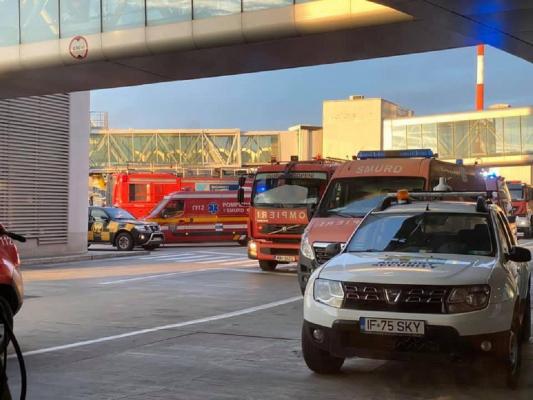Un incendiu a izbucnit pe Aeroportul Otopeni