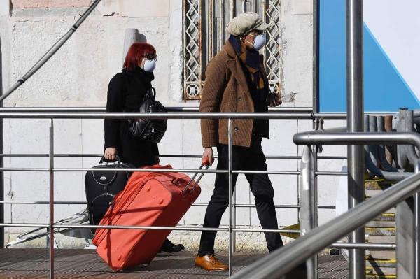 Două femei care bagaje spre aeroport
