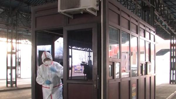 Medic în costum de protecție contra coronavirusului la graniță în Arad
