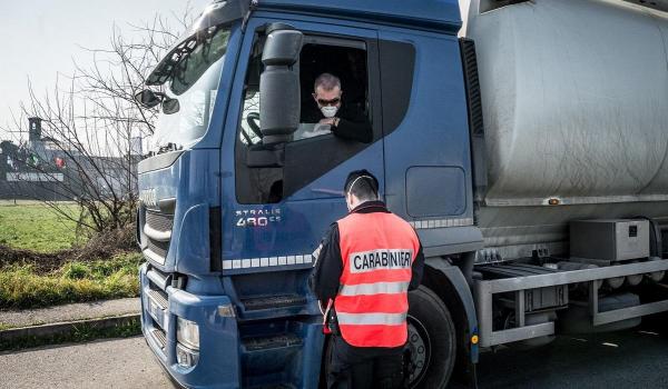 Şofer român de TIR izolat în "zona roşie" de coronavirus, în Italia: "O să mă dea patronul afară!"