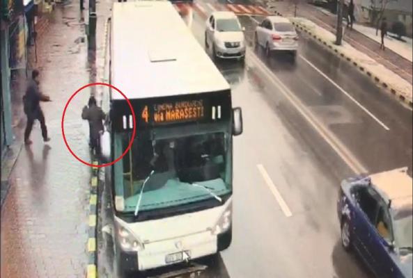 Femeia s-a dezechilibrat şi a căzut, ajungând cu picioarele sub autobuz