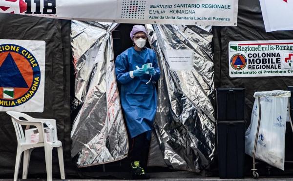 Medic italian într-un cort pentru verificarea pacienților de coronavirus