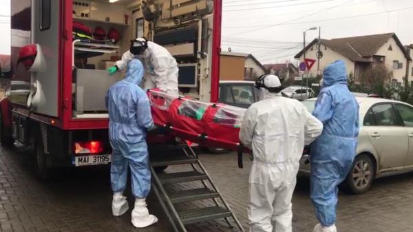 Pacienta din Timişoara cu coronavirus e transportată de medici în izoletă