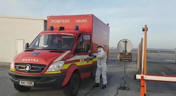 O femeie de 35 de ani, care a venit din Italia, va fi preluată de un echipaj SMURD cu izoletă