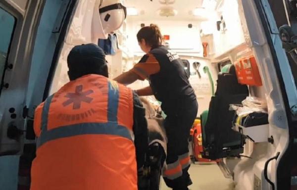 Fata s-ar fi aruncat de la etaj, după ce s-ar fi certat cu părinţii