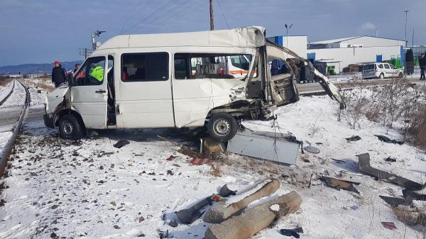 Şoferul microbuzului, transportat de urgenţă la spital