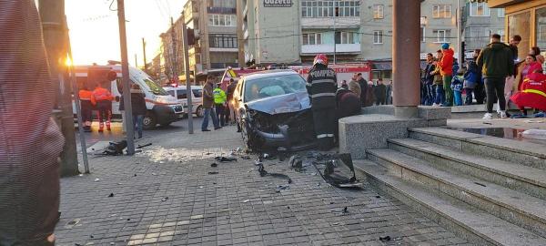 Video de la accidentul din Baia Mare. Pietoni spulberaţi, o maşină a ajuns pe trotuar