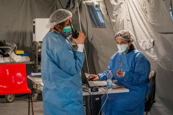 Medici din Italia într-un cort de campanie pentru situații de coronavirus