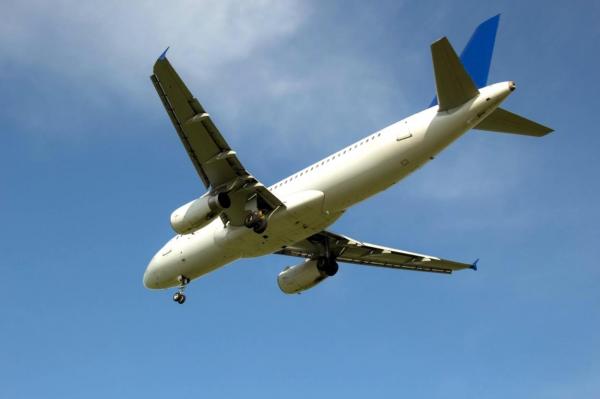 Avion de pasageri în zbor