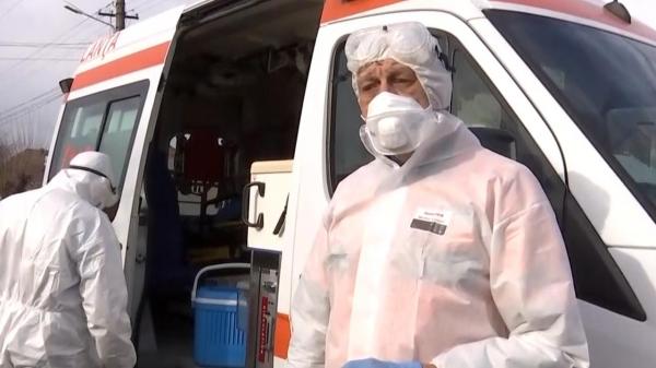 Medic și ambulanță la un caz de coronavirus