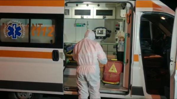 Medici cu ambulanța intervin la un caz de coronavirus