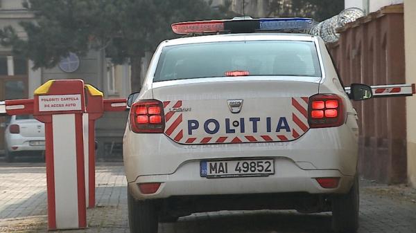 Mașină de poliție parcată lângă arest