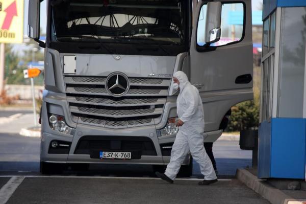 Medic cu costum de protecție la caz de coronavirus la o vamă din Slovenia